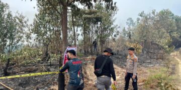 Polsek Ukui Tegaskan Langkah Pencegahan Karhutla Lewat Pemasangan Police Line di Area Bekas Terbakar