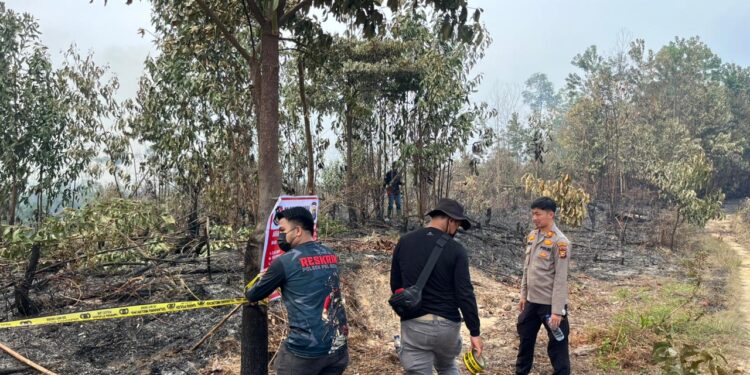 Polsek Ukui Tegaskan Langkah Pencegahan Karhutla Lewat Pemasangan Police Line di Area Bekas Terbakar