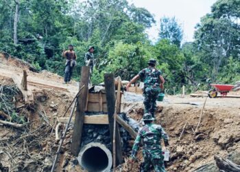Pemasangan Gorong-gorong, Satgas TMMD Ke 126 Harus Bergelut Dengan Lumpur