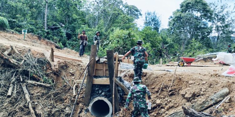 Pemasangan Gorong-gorong, Satgas TMMD Ke 126 Harus Bergelut Dengan Lumpur