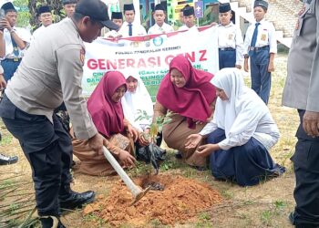 Polsek Pangkalan Kerinci Tanam Bibit Pohon Dukung Program Penghijauan Kapolda Riau