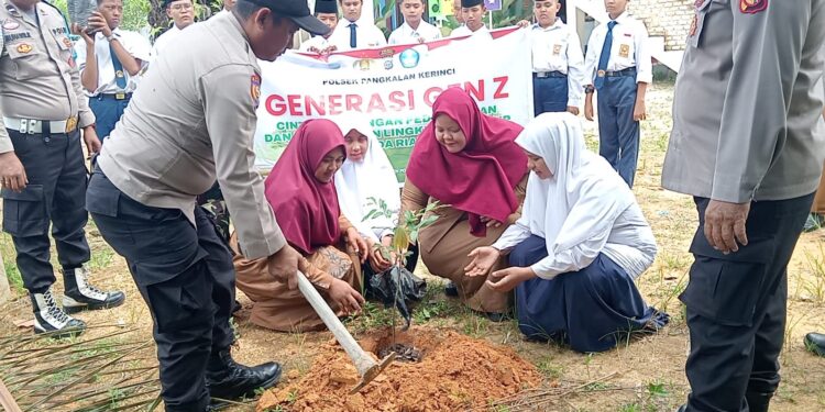 Polsek Pangkalan Kerinci Tanam Bibit Pohon Dukung Program Penghijauan Kapolda Riau