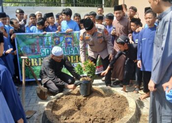 Sentuhan Hati Kapolsek Kampar di Pesantren Al Madania: ‘Makna Sebuah Tunas’, Green Policing, Inspirasi, Jaga Alam Ciptakan Generasi Berakhlak!”