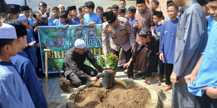 Sentuhan Hati Kapolsek Kampar di Pesantren Al Madania: ‘Makna Sebuah Tunas’, Green Policing, Inspirasi, Jaga Alam Ciptakan Generasi Berakhlak!”
