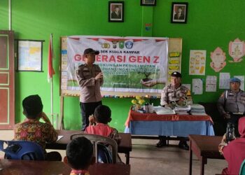 Polisi Edukasi Green Policing dan Tanam Bibit Pohon Bersama Siswa SDN 004 Kuala Kampar