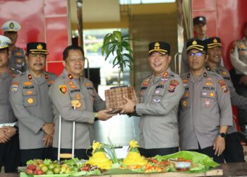 Kapolres Kuansing Beri Bibit Pohon kepada Wakapolres yang Berulang Tahun