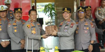 Kapolres Kuansing Beri Bibit Pohon kepada Wakapolres yang Berulang Tahun