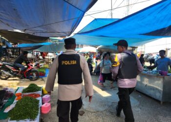 Polsek Ukui Gelar Patroli Pasar, Wujudkan Rasa Aman bagi Pedagang dan Warga