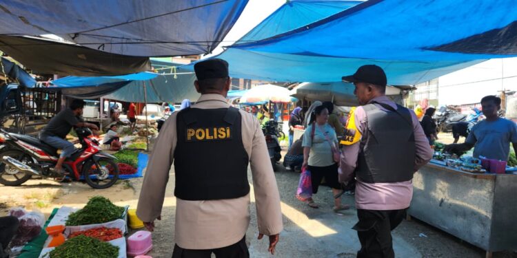 Polsek Ukui Gelar Patroli Pasar, Wujudkan Rasa Aman bagi Pedagang dan Warga