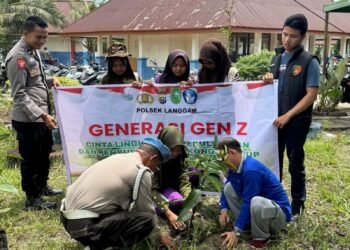 Polsek Langgam Tanam Bibit Pohon di SMPN 3, Dukung Program Penghijauan Kapolda Riau