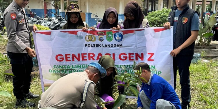 Polsek Langgam Tanam Bibit Pohon di SMPN 3, Dukung Program Penghijauan Kapolda Riau