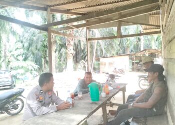 Bhabinkamtibmas Pangkalan Kuras Sambangi Warga, Ajak Jaga Kamtibmas dan Cegah Karhutla