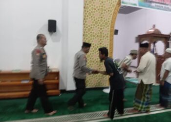 Polsek Ukui Tingkatkan Kedekatan dengan Masyarakat Lewat Sholat Subuh Berjamaah