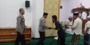 Polsek Ukui Tingkatkan Kedekatan dengan Masyarakat Lewat Sholat Subuh Berjamaah