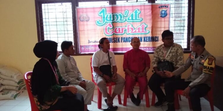 Polsek Pangkalan Kerinci Gelar “Jumat Curhat”, Bahas Siskamling dan Kenakalan Remaja