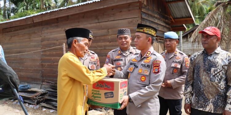 Jumat Berkah, Kapolres Aceh Tengah Tinjau Korban Kebakaran Dan Salurkan Bantuan