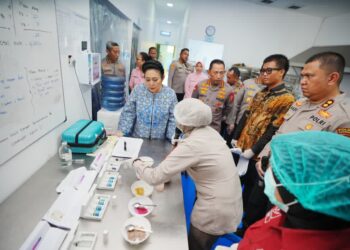 Kapolri Dan Ketua Komisi IV DPR Tinjau SPPG YKB Polres Karang Anyar, Dukung Penuh MBG