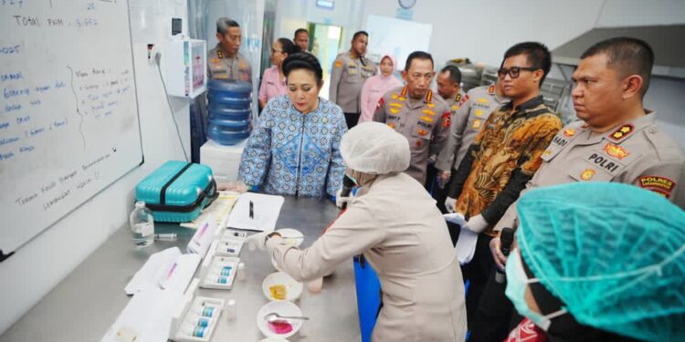 Kapolri Dan Ketua Komisi IV DPR Tinjau SPPG YKB Polres Karang Anyar, Dukung Penuh MBG