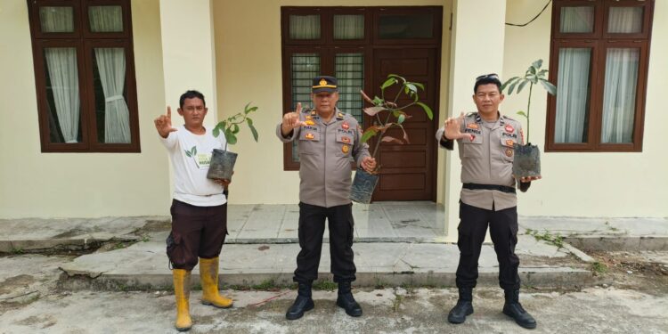 Sambut Hari Pahlawan, Polsek Pangkalan Kerinci Tanam Bibit Pohon Buah