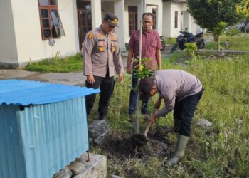 Polsek Kuala Kampar Tanam 20 Bibit Pohon untuk Memperingati Hari Pohon Nasional 2025