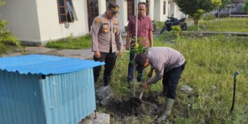 Polsek Kuala Kampar Tanam 20 Bibit Pohon untuk Memperingati Hari Pohon Nasional 2025