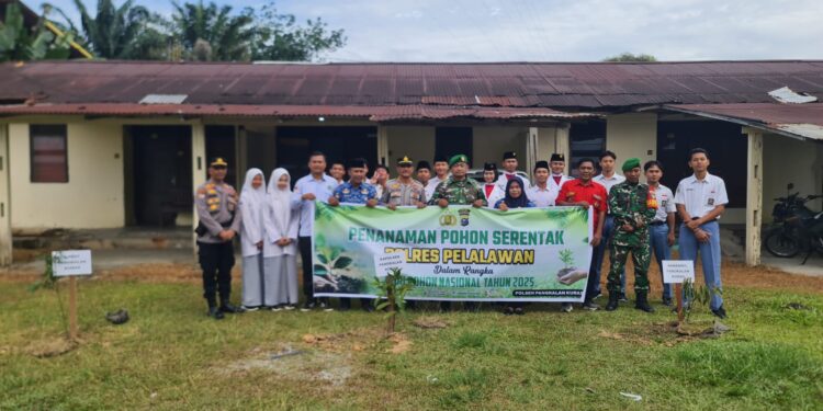 Polsek Pangkalan Kuras Tanam 7 Bibit Pohon di Hari Pohon Nasional 2025