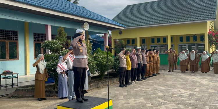 Hari Pahlawan Satlantas Polres Kampar ‘Sentuh’ SMK N 1 Kuok, Kapolres: ‘Keselamatan dan Kelestarian Lingkungan Tanggung Jawab Bersama!’