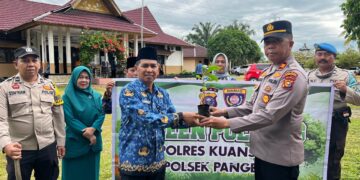 Polres Kuansing Laksanakan Sosialisasi Green Policing dan Penanaman Pohon di Sekolah, Kapolres: Polri Hadir Menjaga Alam dan Kehidupan