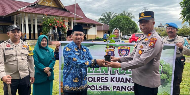 Polres Kuansing Laksanakan Sosialisasi Green Policing dan Penanaman Pohon di Sekolah, Kapolres: Polri Hadir Menjaga Alam dan Kehidupan