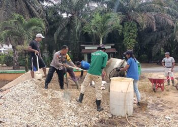 Bhabinkamtibmas dan Warga Beringin Makmur Gelar Gotong Royong Bangun Rumah Tahfidz Qur’an