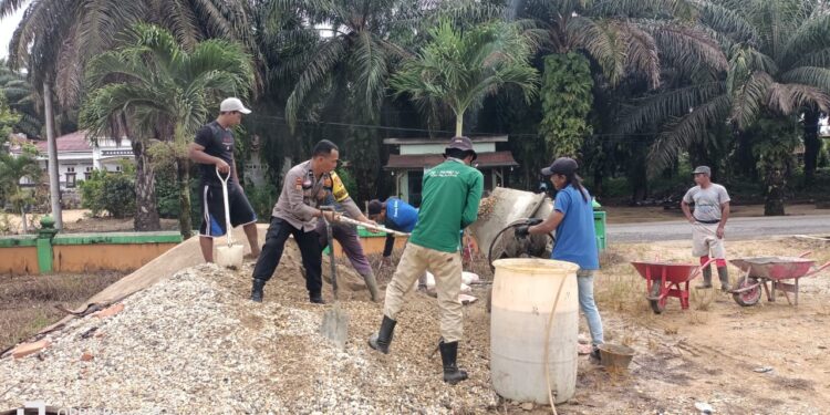 Bhabinkamtibmas dan Warga Beringin Makmur Gelar Gotong Royong Bangun Rumah Tahfidz Qur’an