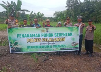 Polsek Pangkalan Kuras Tanam 17 Pohon Buah di Hari Pohon Nasional