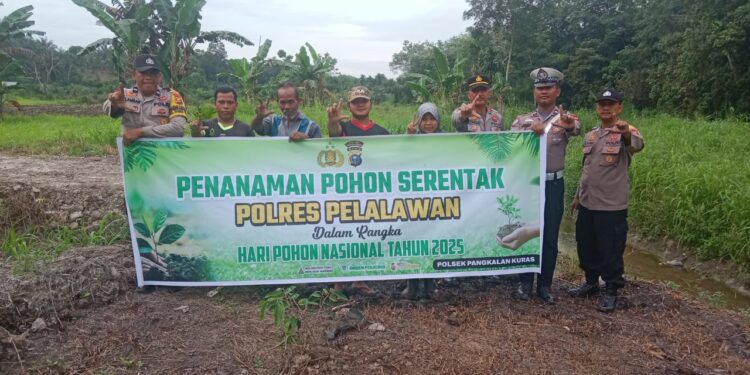 Polsek Pangkalan Kuras Tanam 17 Pohon Buah di Hari Pohon Nasional
