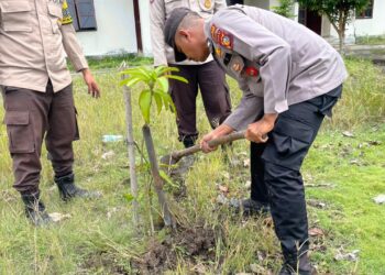Polsek Kuala Kampar Tanam Pohon Jambu dan Matoa di Hari Pohon Nasional
