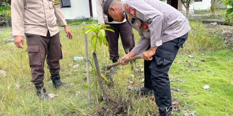Polsek Kuala Kampar Tanam Pohon Jambu dan Matoa di Hari Pohon Nasional