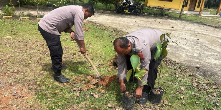 Polsek Ukui Tanam Pohon Rambutan dan Kelengkeng di Hari Pohon Nasional 2025