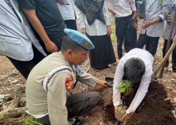 Polsek Teluk Meranti Tanam Pohon Buah di Hari Pohon Nasional 2025