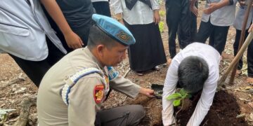 Polsek Teluk Meranti Tanam Pohon Buah di Hari Pohon Nasional 2025