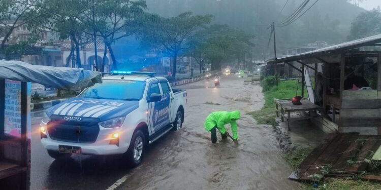 Hujan Deras Bukan Halangan, Satlantas Polres Aceh Tengah Bergerak Cepat Tangani Banjir