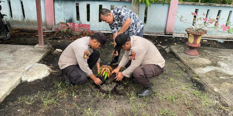 Hari Pohon Nasional, Polsek Kuala Kampar Hijaukan Lingkungan Markas Polisi