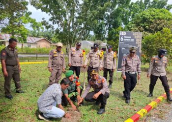Polsek Siak Hulu ‘Sulap’ Mako Jadi Lebih Hijau di Hari Pohon Nasional, Kapolres: ‘Polisi Juga Cinta Alam!’ “