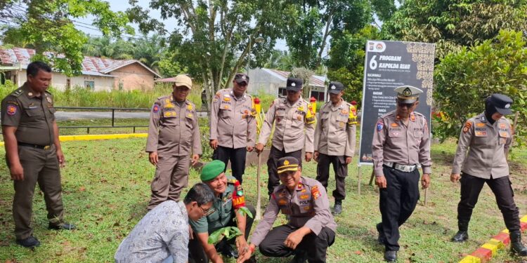 Polsek Siak Hulu ‘Sulap’ Mako Jadi Lebih Hijau di Hari Pohon Nasional, Kapolres: ‘Polisi Juga Cinta Alam!’ “