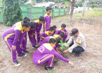 Polsek Pangkalan Lesung Ajak Siswa SD Tanam Pohon, Dukung Program Penghijauan Kapolda Riau