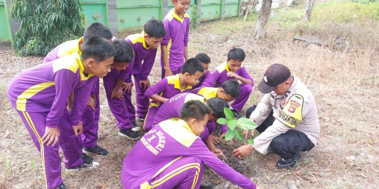 Polsek Pangkalan Lesung Ajak Siswa SD Tanam Pohon, Dukung Program Penghijauan Kapolda Riau