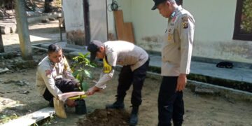 Penanaman Pohon Serentak di Polsek Kerumutan, Dukung Program Kapolda Riau Sambut Hari Pohon Nasional 2025