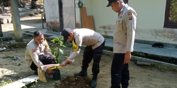 Penanaman Pohon Serentak di Polsek Kerumutan, Dukung Program Kapolda Riau Sambut Hari Pohon Nasional 2025