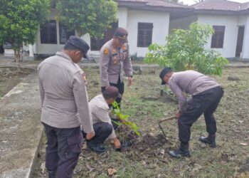 Polsek Kuala Kampar Tanam 17 Bibit Pohon Buah Sambut Hari Pohon Nasional 2025
