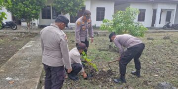 Polsek Kuala Kampar Tanam 17 Bibit Pohon Buah Sambut Hari Pohon Nasional 2025