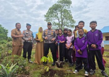 Tanam Pohon dan Sosialisasikan Green Policing di SDN 015 Teluk Meranti