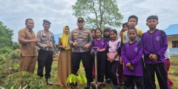 Tanam Pohon dan Sosialisasikan Green Policing di SDN 015 Teluk Meranti
